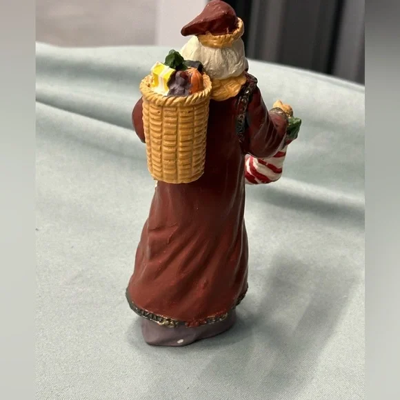 Santa collectible figure in plaster. Santa carries a stocking & basket of treats - Picture 4 of 9